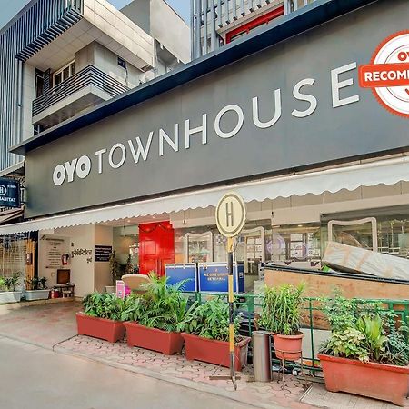 Hotel Vaccinated Staff- Oyo Townhouse 105 Khar West Station Mumbai Exterior foto