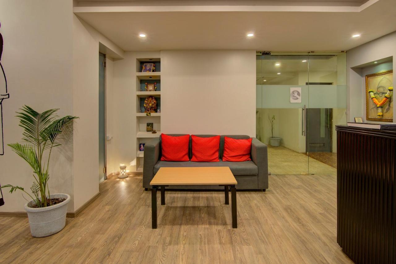 Hotel Vaccinated Staff- Oyo Townhouse 105 Khar West Station Mumbai Exterior foto