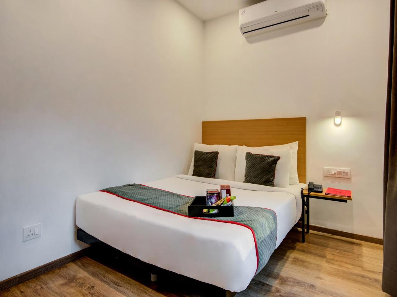 Hotel Vaccinated Staff- Oyo Townhouse 105 Khar West Station Mumbai Exterior foto