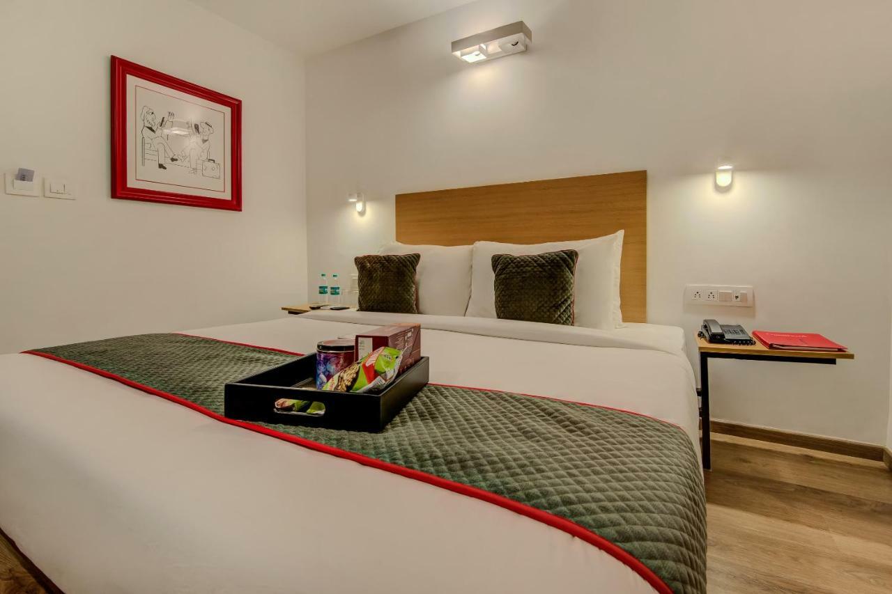 Hotel Vaccinated Staff- Oyo Townhouse 105 Khar West Station Mumbai Exterior foto