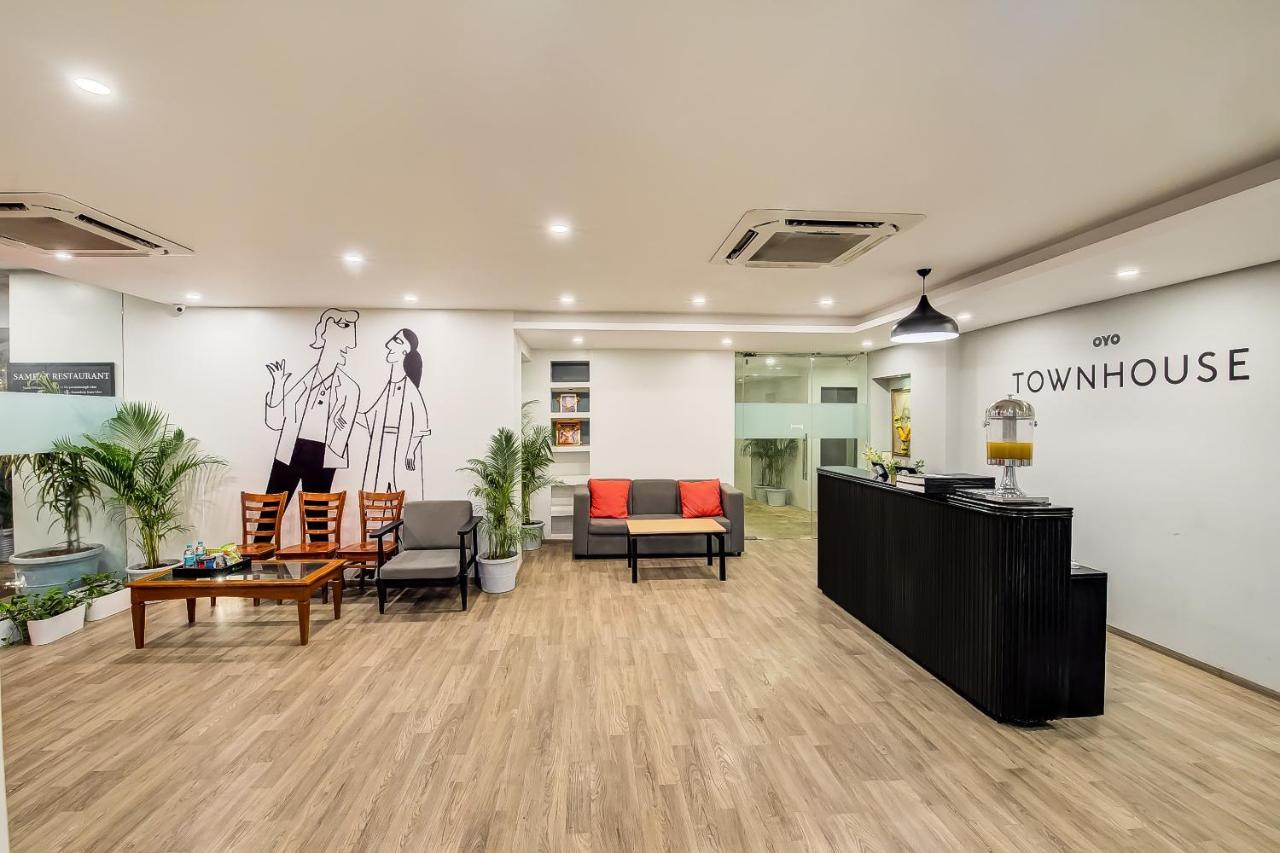 Hotel Vaccinated Staff- Oyo Townhouse 105 Khar West Station Mumbai Exterior foto